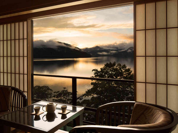 【中禅寺湖ビュー和室】中禅寺湖の夕景。季節によりその美しさも様々です。