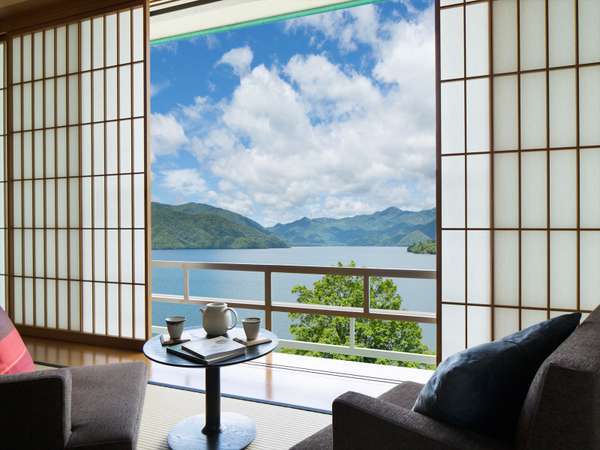 【中禅寺湖ビュー和室】中禅寺湖と日光連山の絶景を眺めながらゆったりとお寛ぎいただけます。