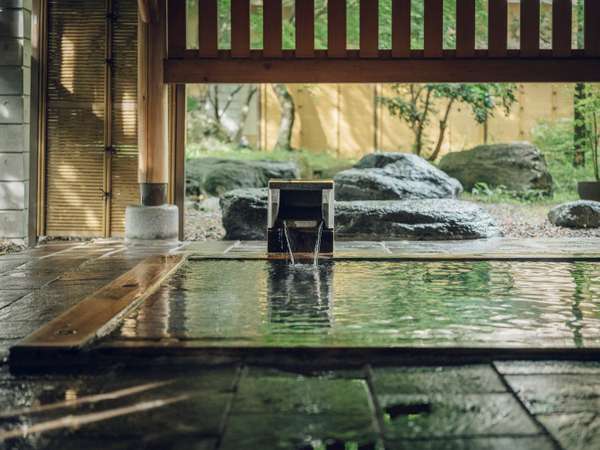 【露天風呂】重厚な木組みでできた檜造りの贅沢な湯殿。当日予約制の貸切風呂です。