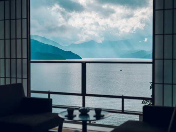 【中禅寺湖ビュー和室】中禅寺湖と男体山を望む客室から湖面の移ろいをお楽しみください。