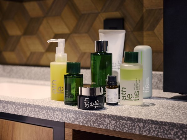 BASE LAYER HOTEL ���É��сF�A���j�e�B
