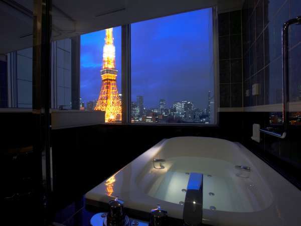 1フロアに1室しかないバスルームからも東京タワーを望むお部屋