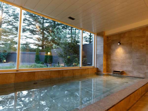大浴場・露天風呂／「KOMOREBI」／窓の外に軽井沢の自然を感じられる内湯
