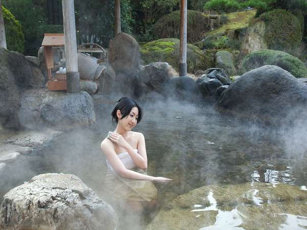 本館露天風呂は、茶処「嬉野」のお茶を美肌の湯にたっぷりと浸した日本でも大変珍しいお茶風呂です。