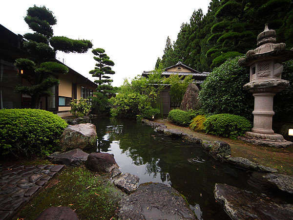 【翠月/庭園】静寂を映し出す日本庭園との調和はまさに雅な伝統の粋が息づきます。