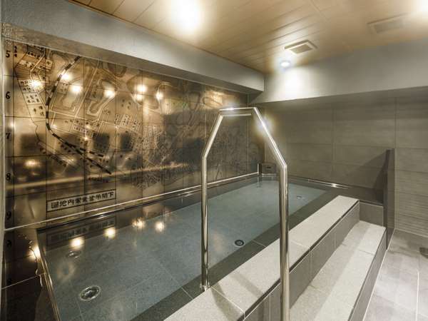 地下1階の男女別浴場「維新の湯」ご利用は15時から深夜1時まで　朝5時から9時まで
