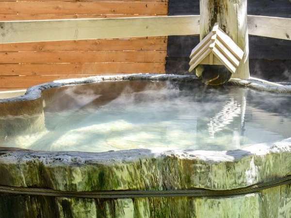 丸太露天風呂（男湯）樹齢数百年のカナダのスプルスを削り出した特注の丸太風呂です。