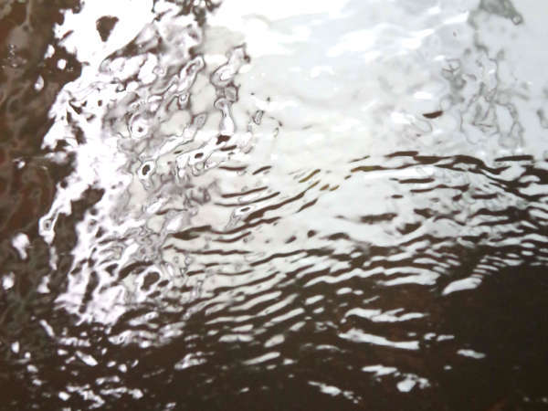*【温泉】ラドンをたっぷり含む51度の湯が毎分71リットル自噴。県下でも３ヶ所しかない湯量を誇ります。