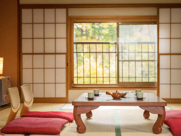 ・【客室一例】秋には美しい紅葉を望める解放感あるお部屋です
