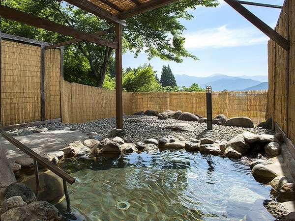 霊峰八海山を望む露天風呂「天空」。開放的な露天風呂をごゆっくりお楽しみ下さい