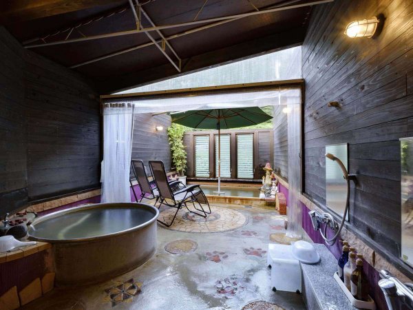 グランピングのお風呂は露天と屋根付きの2つをご用意。