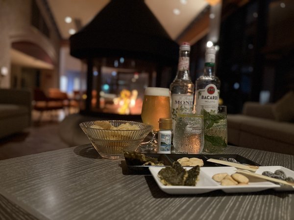 �uBAR Lounge�v���E�y�E���E�j���̂݉c��21:00�`24:00