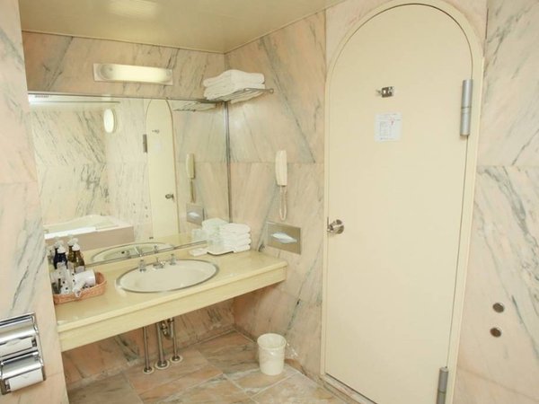 スイートルームのバスルームはイタリア産大理石で構成。アメニティ類の充実ぶりも定評を頂いております