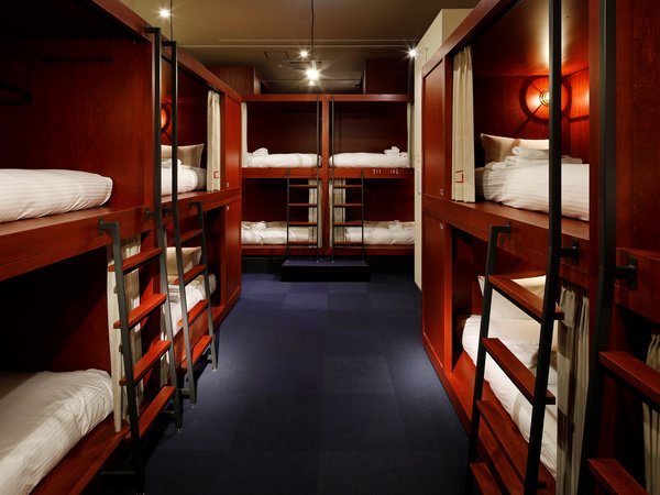�y�������zBed in Mixed Dormitory�b�Z�L�����e�B�a�n�w��Ռ��J�[�e����݂����������ł��B