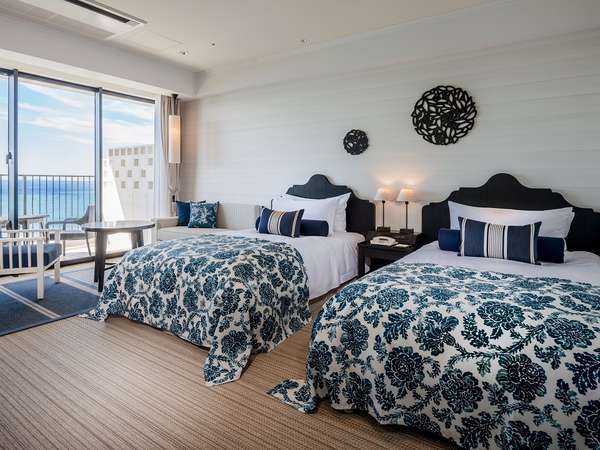 【スタンダード】沖縄の空と海をテーマにした白とブルーのコントラストが鮮やかな客室