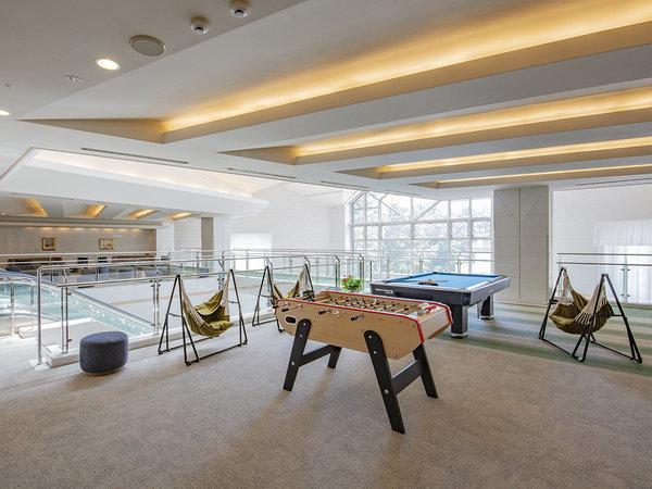 �V�[�K�C�A�E�t�H���X�g�E�R���h�~�j�A���F���r�[�ɂ͗V�т̋�Ԃ����݁�