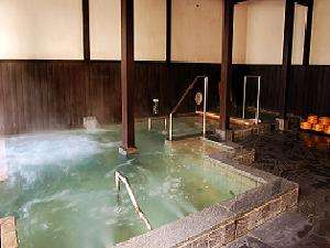 大浴場は飛騨古川桃源郷温泉をおたのしみいただけます。温泉につかってホットするひと時を。