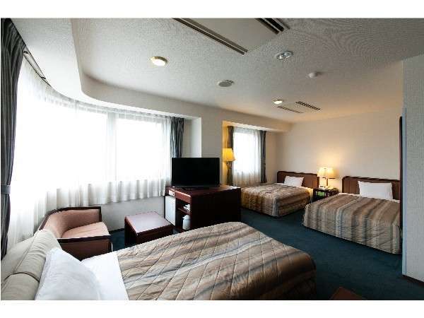 【トリプルルーム】シングルベッド2台、エキストラベッド1台のお部屋です。全室富士山ビューとなります。