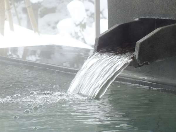 【男性露天風呂】冷たい空気の中、雪見温泉を楽しむ。