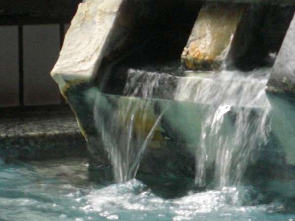 男子大浴場、源泉のお湯割り。高温源泉を低温泉で割っています。