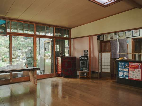 �z60�N�̗��j����{�كG���g�����X