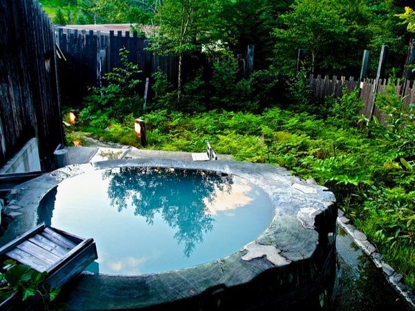 【Spa Lodge Redwood Inn レッドウッドイン】口コミ総合「5.0」！世界一大きい切株露天風呂のスパロッジ
