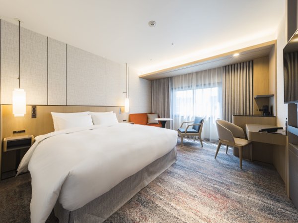 本館エドモントスーペリア（26㎡　ベッド180cm幅）2021年4月リニューアルした居心地を追求した客室です。
