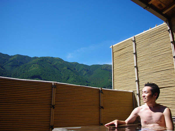 解放感抜群、飛騨川一望できる露天温泉風呂。ご利用時間6:30～23:30