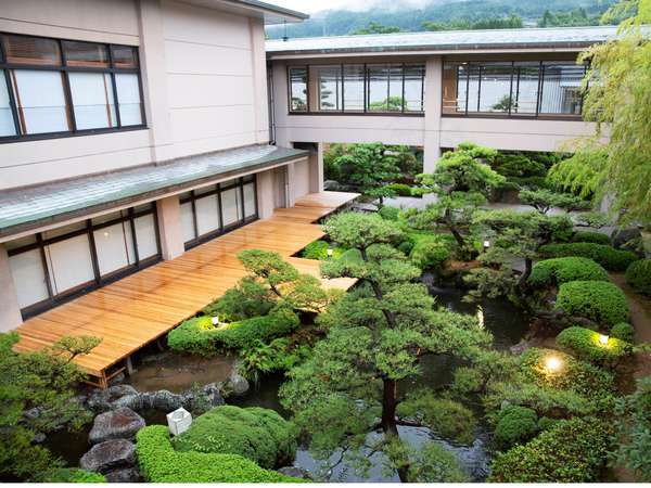 【箱庭】見事な五本松が池を包み、滝の流身も眺められる日本庭園「箱庭」