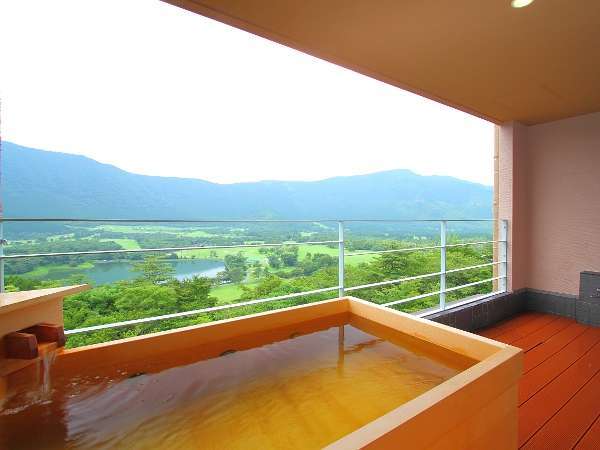 客室露天風呂一例（檜：305織姫）。箱根外輪山やイタリ池を眺めながら、ゆったりとお寛ぎください。