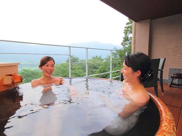 客室露天風呂一例（信楽焼）。名湯・強羅温泉で日々の疲れを癒してください。