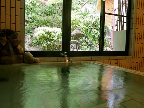 ・大浴場：庭園を眺めながらゆっくりとお寛ぎください