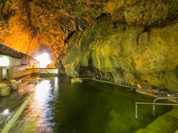 ・洞窟温泉「玄武洞」大自然が作り出した神秘的な温泉に入ると心も洗われる思いです。