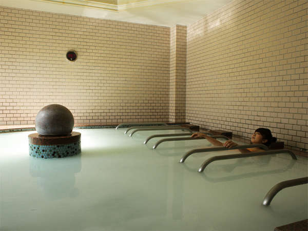*日帰り入浴施設《大芝の湯》/源泉ミルキーバスも人気のお風呂のひとつ。