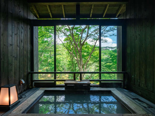 「森の専用貸切露天風呂」四季折々の季節の移ろいを感じながらの湯浴み。