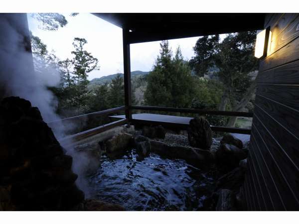 【高鶴山荘】大自然に恵まれた温泉と貸切露天岩風呂（予約制）が人気の宿。