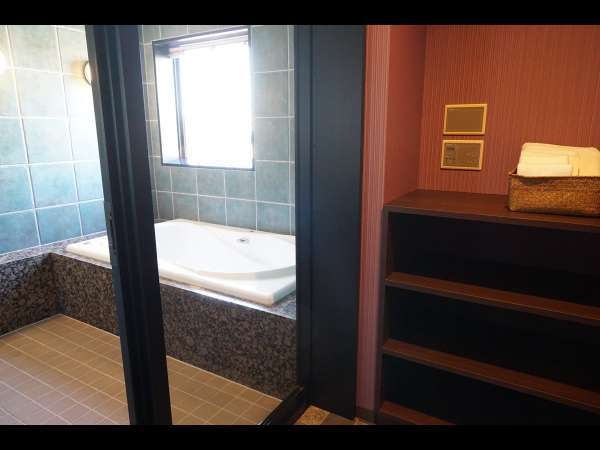 スイートルームのバスルームにはゆとりのある脱衣スペースを設置。