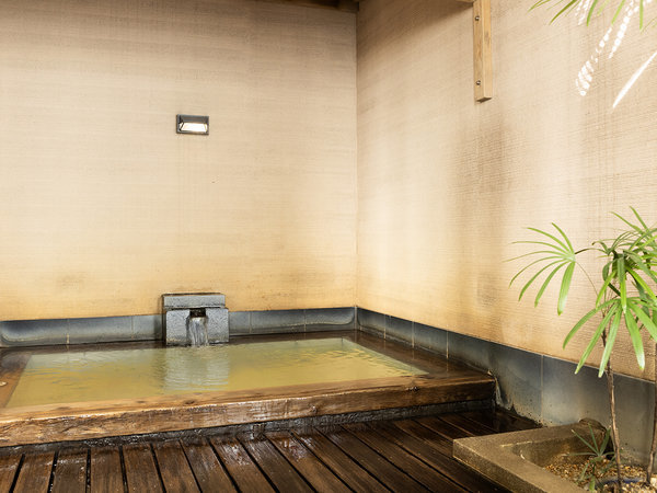 �s�S�̓V�R����@���É��N���E���z�e���F�����R�̋�C�ɕ�܂��O����