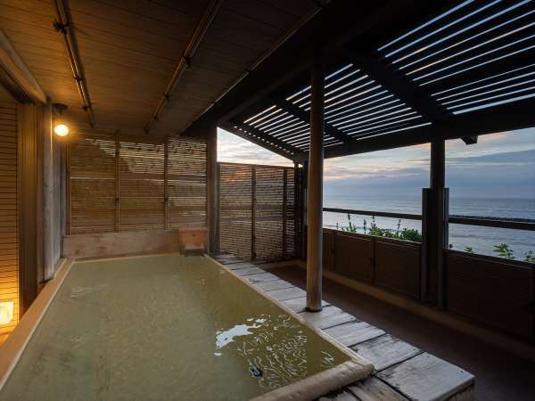 目の前に東伊豆の大海原が広がる当館自慢の露天風呂♪ゆったり浸かれる「寝ころび湯」は最高の贅沢・・