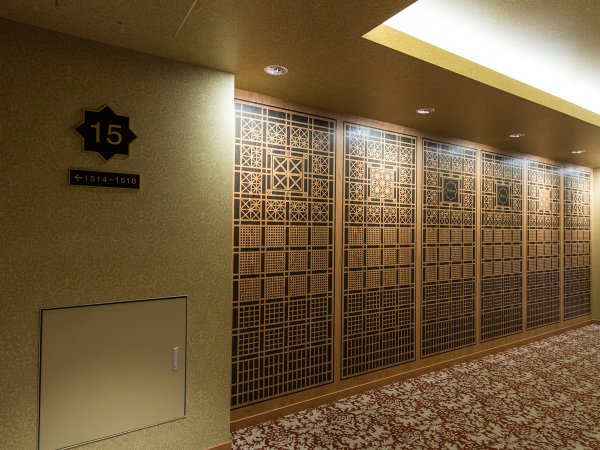 【客室エレベーター前】水戸岡鋭治氏のやさしさとぬくもりを感じるデザイン