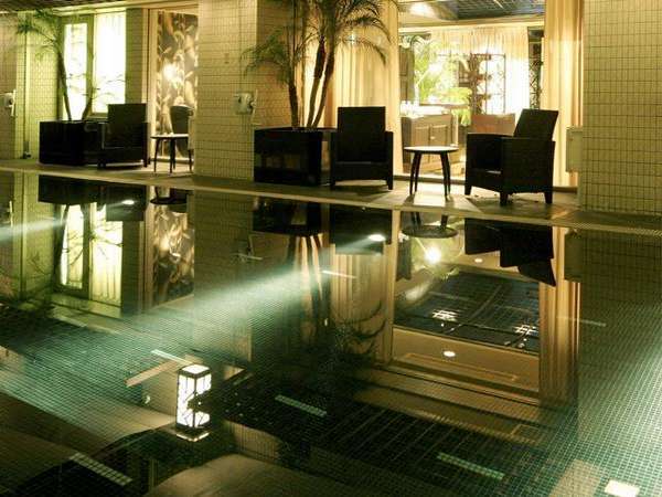 【屋外プール】（無料）館内中央吹き抜け部分に作られたリゾート感のあるプール 
