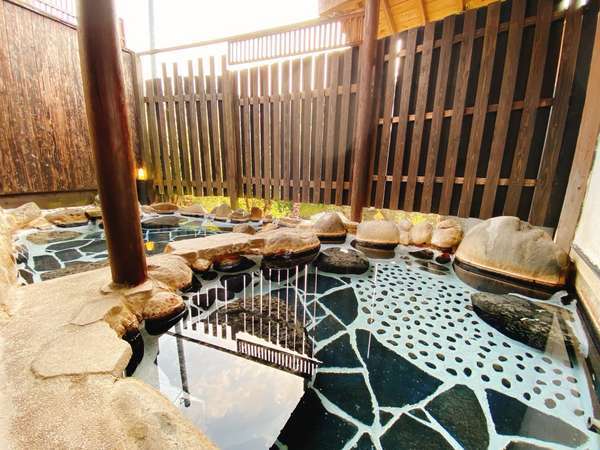花合野川のせせらぎが心地よい開放的な露天風呂です。