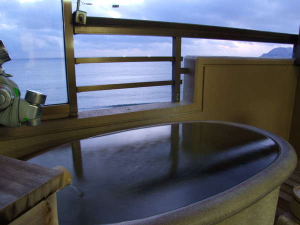 海側の客室露天風呂。潮風を感じながらご入浴をお楽しみ下さい。