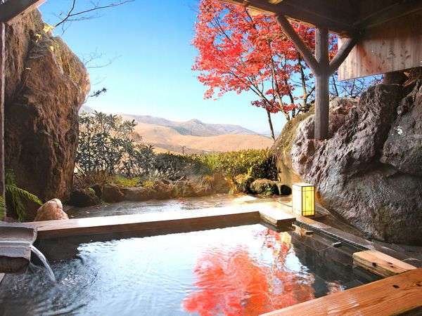 貸切露天風呂の湯面に写る紅葉と秋の大自然に包まれて　　　　（月の湯）