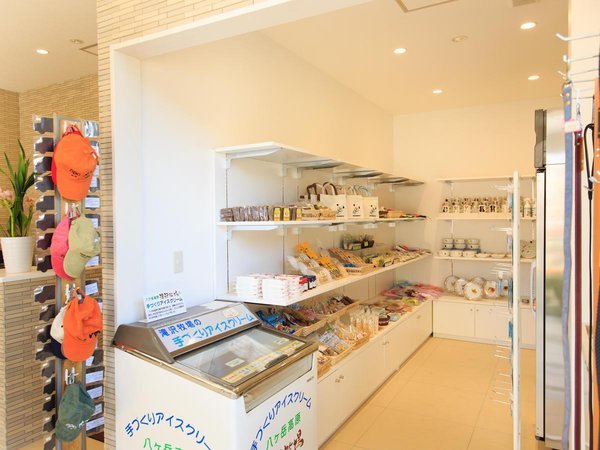 売店(わんちゃん用のおやつやおもちゃなども取り扱っています。)