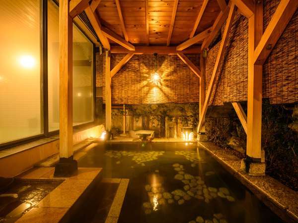 大浴場「明月」露天風呂／やわらかい源泉100％の美肌の湯をご堪能ください
