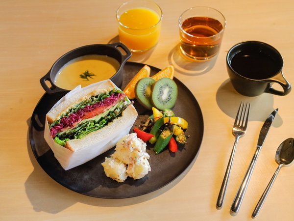 RAKURO ���s by THE SHARE HOTELS�F�t���X�ƃx�W�^�u��