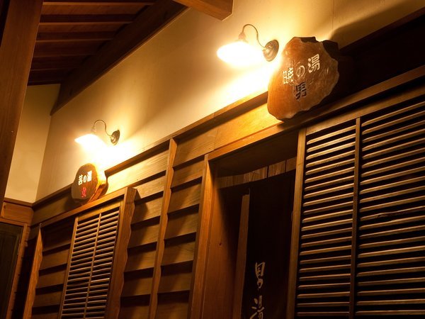 レトロな灯りが照らす、静かな露天風呂への入り口