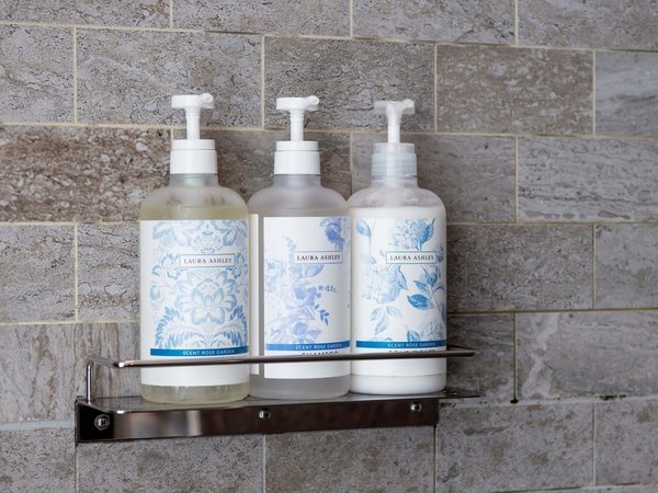 �z�e���I�[���F�A���j�e�B�[