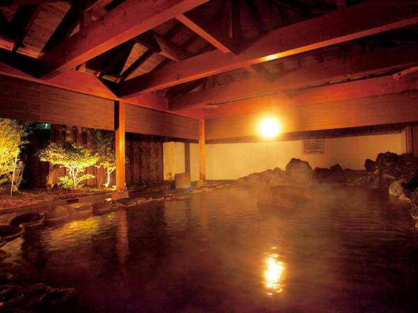 大露天風呂「吹花」岩を敷き詰めた大岩露天風呂は、一度に30人は入れる程の贅沢な広さ。